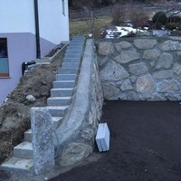 Steintreppe vor Steinmauer